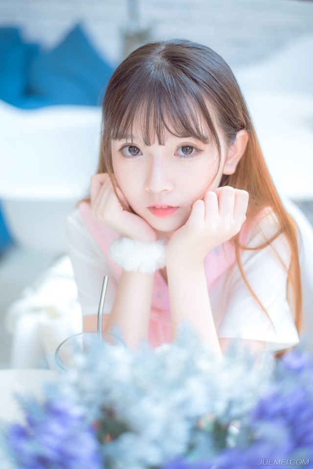 “别看他，就算杀了刘璝，芥蒂已成，而且，诸位真的甘心吗？刘璋于蜀中作为，在下也有所耳闻，就算张任宽宏大量，不计前嫌，但以他的性格，此事早晚会报知刘璋，刘璋会如何对付诸位，我想无需在下多言吧？”庞统看向邓贤，摇头哂笑道。